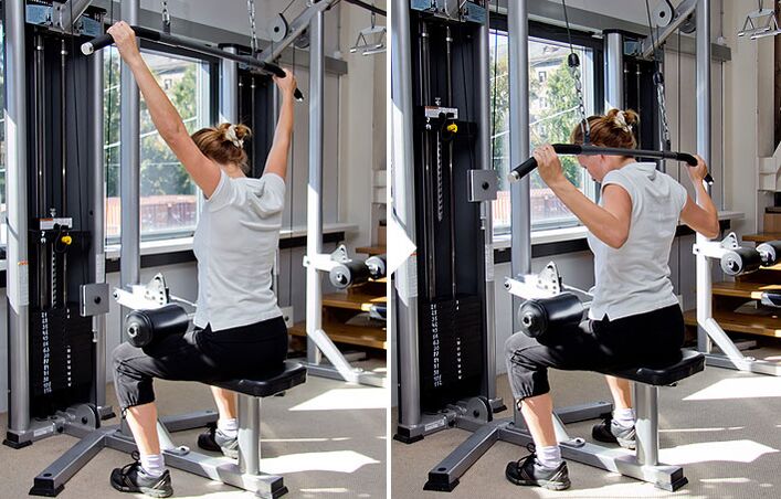 Tahání bloku za zády na simulátoru pomáhá procvičovat svaly širokého zádového svalu